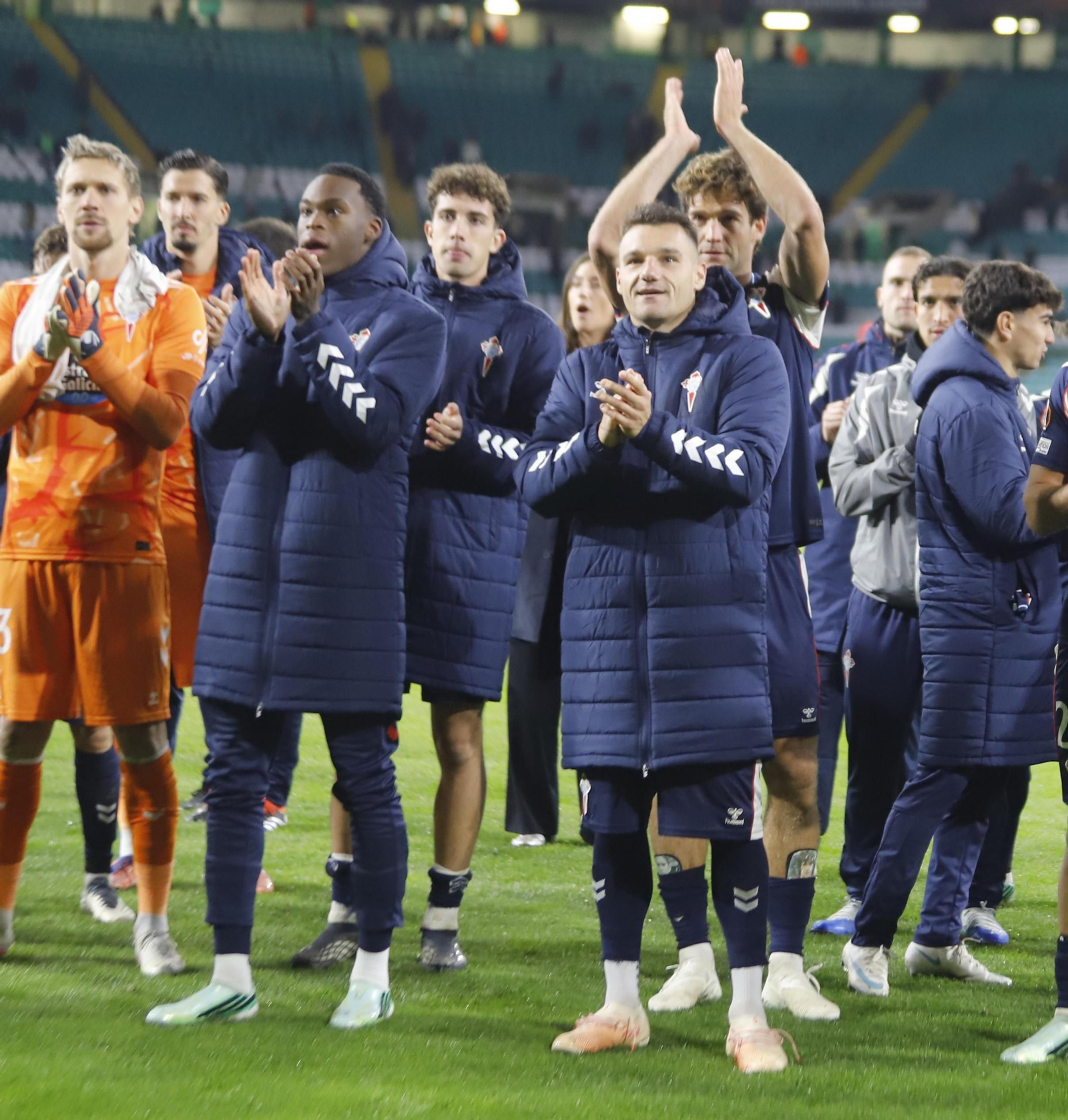 La plantilla olívica aplaude a la afición tras el triunfo en Celtic Park.