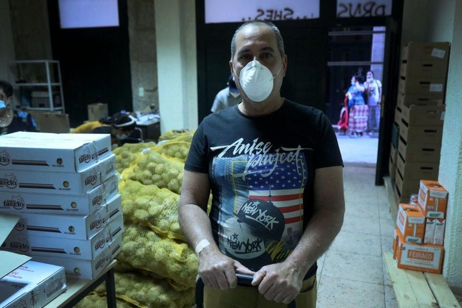 OURENSE 27/05/2020.- 50 familias recogen alimentos en la parroquia de Santa Eufemia. Julio Jiménez, Habana. José Paz