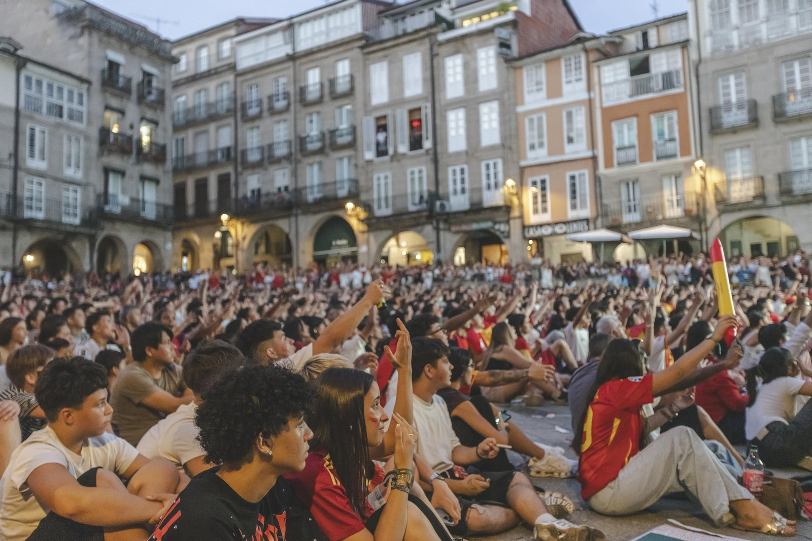 Galería | Camisetas, banderas y las calles de Ourense llenas de emoción por ver a España jugar los cuartos de final, en fotos
