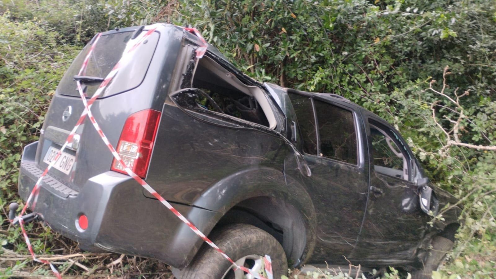 El estado en que quedó el coche tras salirse de la vía en Coles.