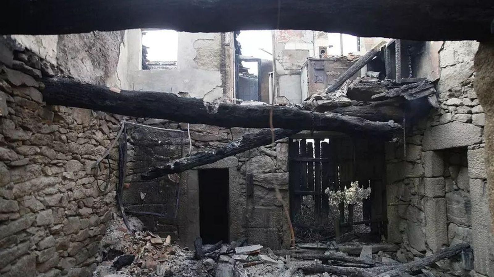 Los escombros de una vivienda arrasada por las llamas en A Caridade (Monterrei).