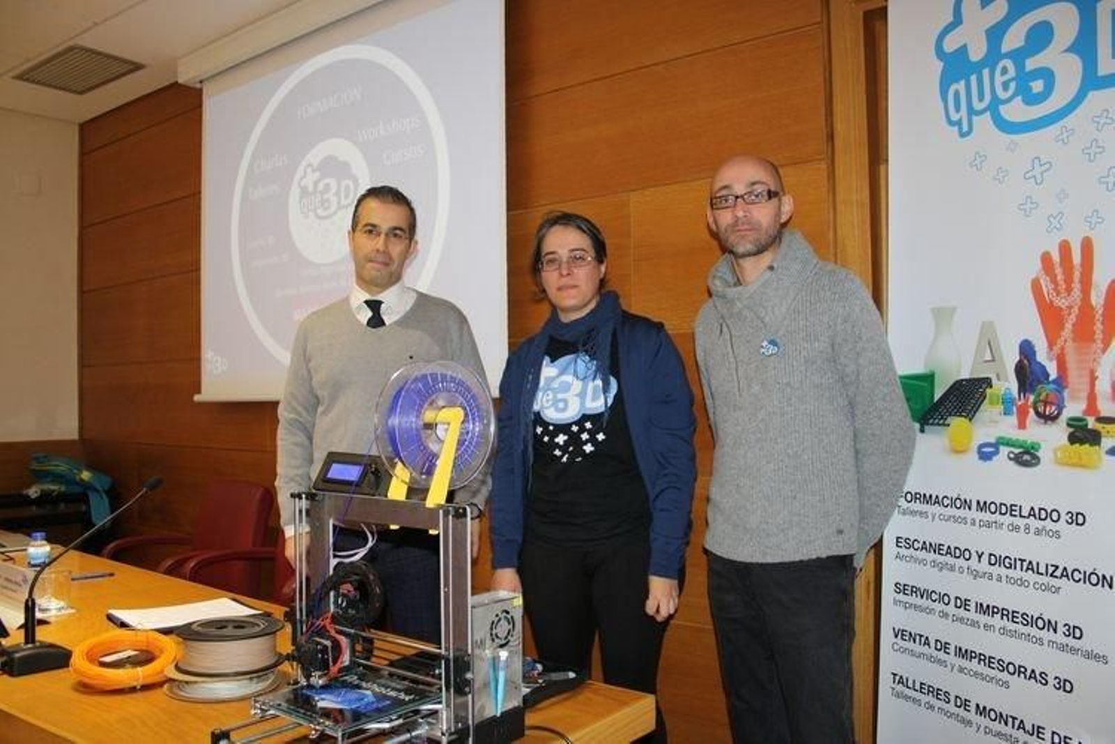 Jaime Pereira, Ana Gómez Nogueiras y Miguel Ángel Paz Garza, con una impresora en 3D.