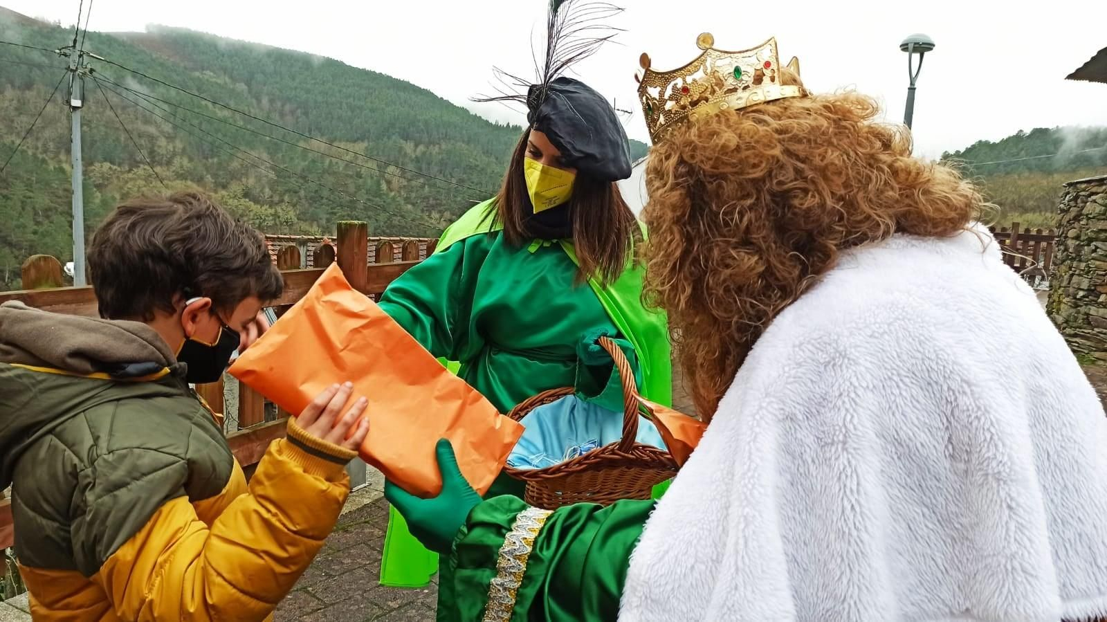 Los Reyes repartieron regalos.