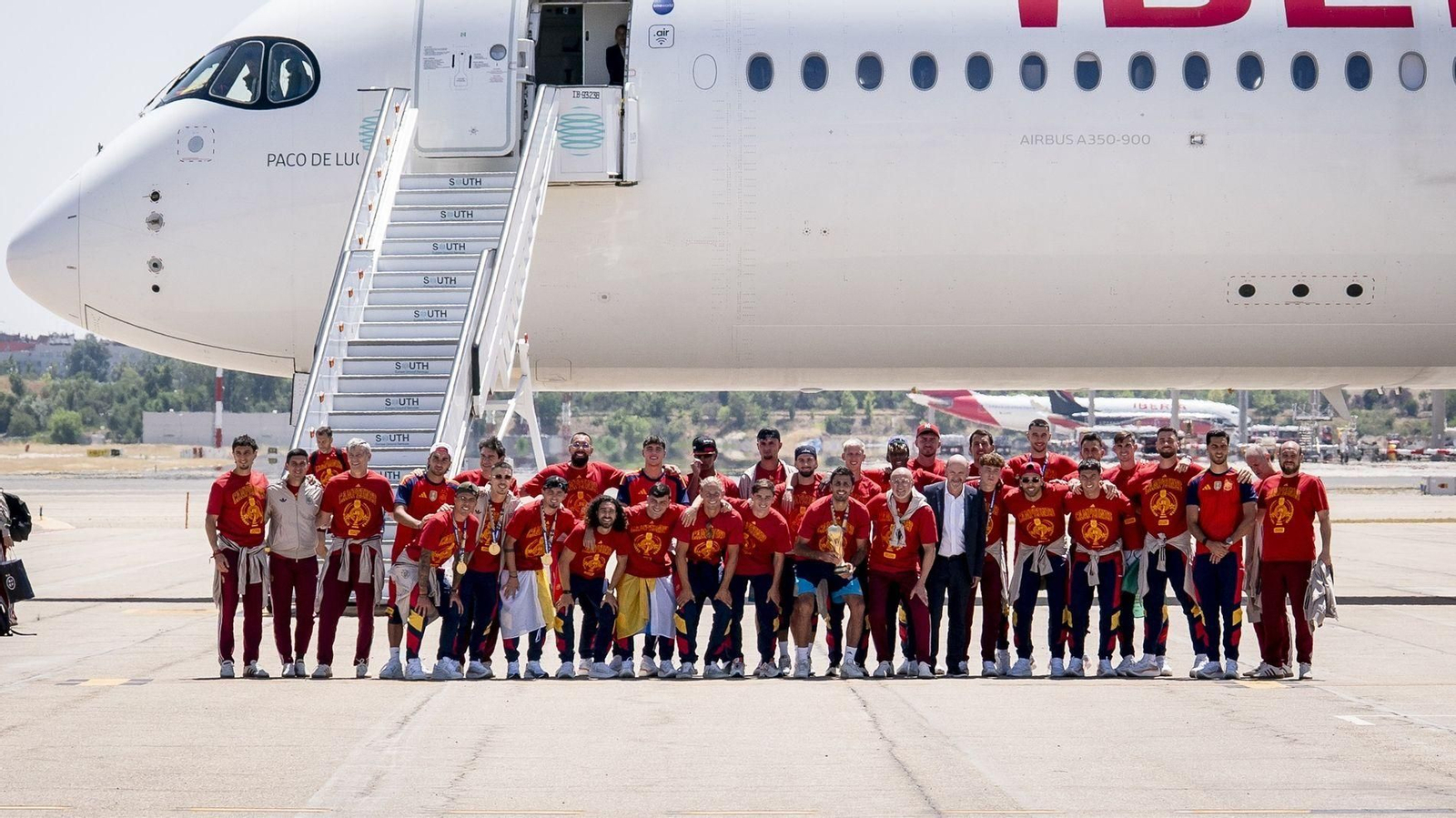 La Selección Española llega al aeropuerto de Madrid-Barajas.