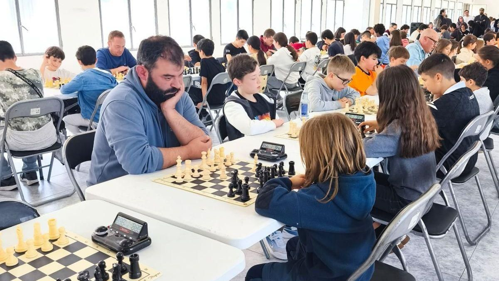 Os participantes movendo ficha no torneo de xadrez.