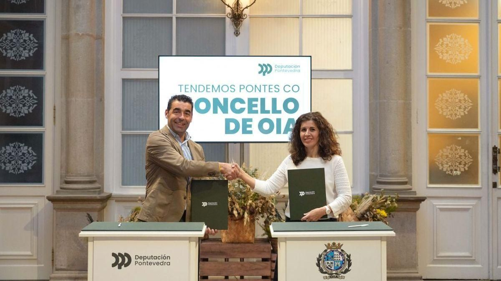 Luis López con la alcaldesa de Oia, Cristina Correa Pombal.