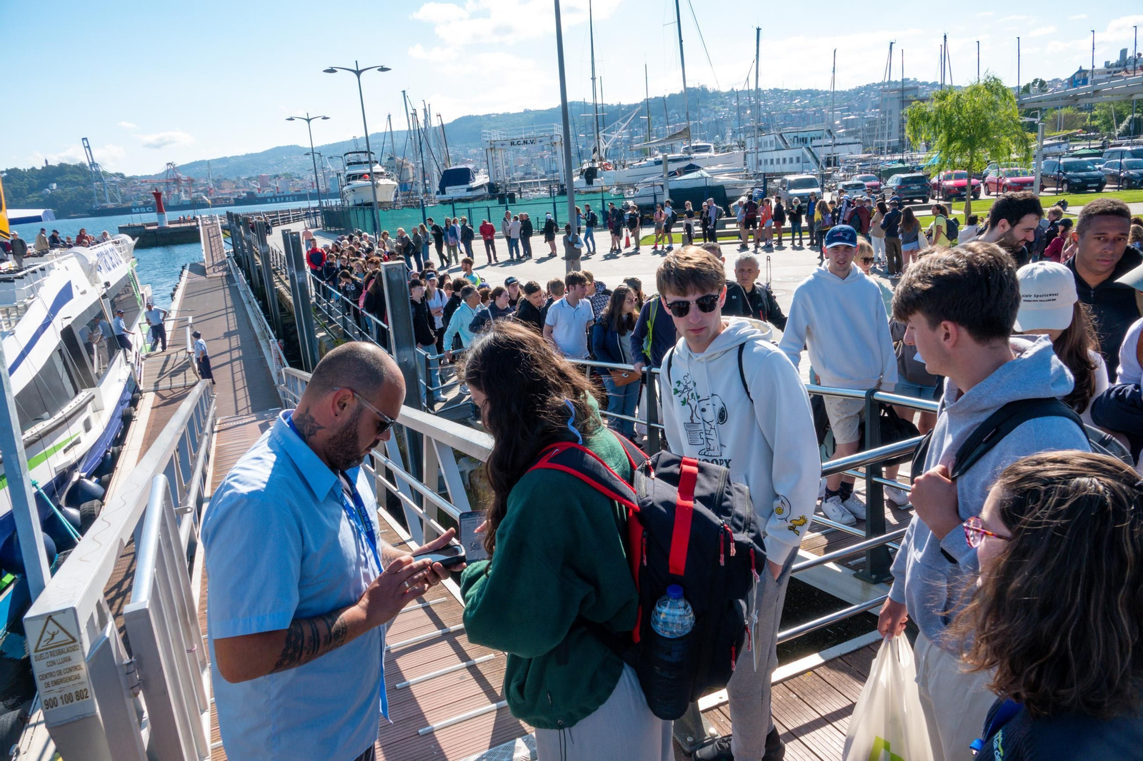 Largas colas ayer para subir a la embarcación a Cíes en el muelle vigués.