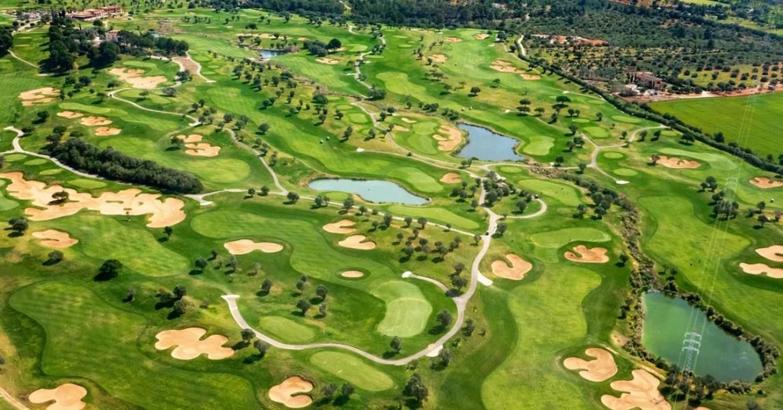 Viviendas junto a un campo de golf
