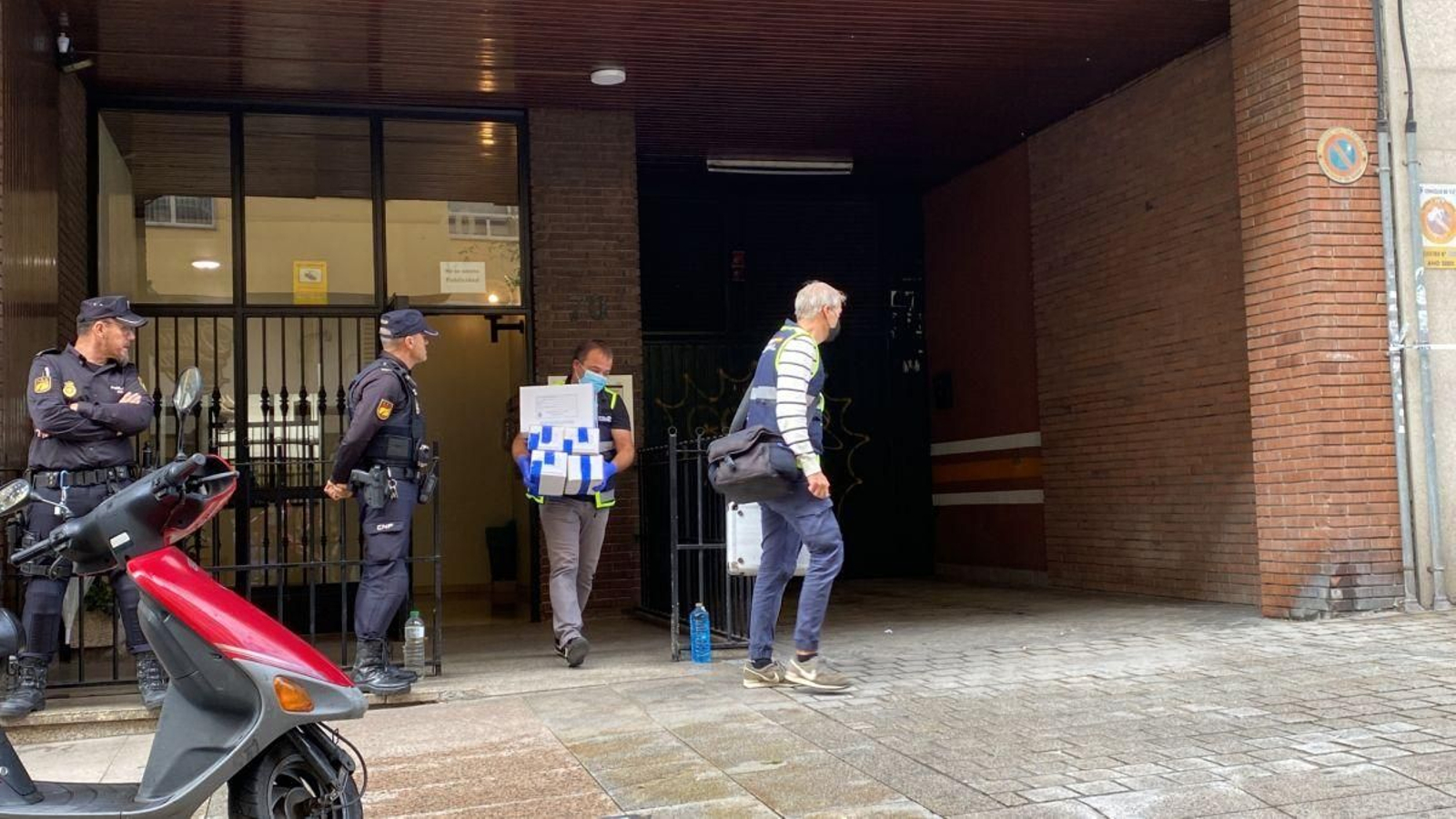 La Policía Científica se lleva pruebas del domicilio.