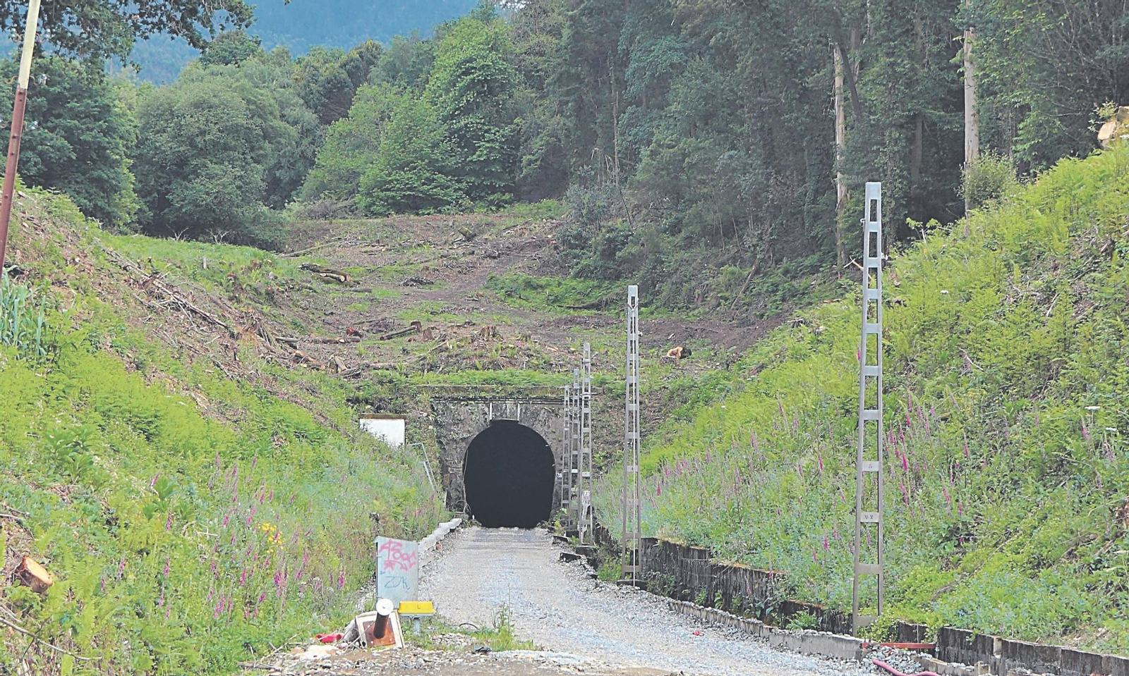 Boca oeste del túnel de Os Valos, ya sin vía, en las obras de renovación del tramo Redondela-Guixar.