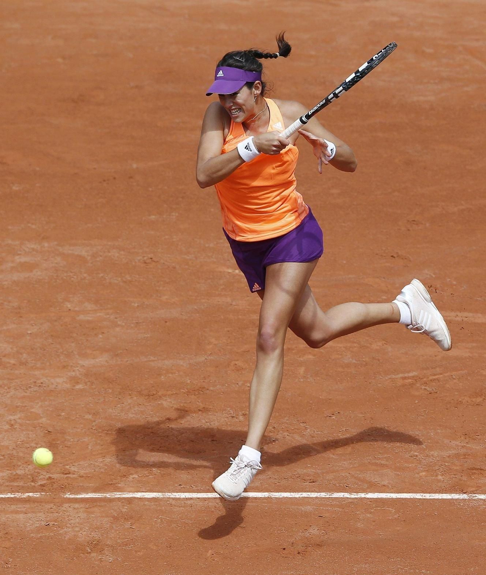Garbiñe Muguruza golpea la pelota durante su partido ante Serena.