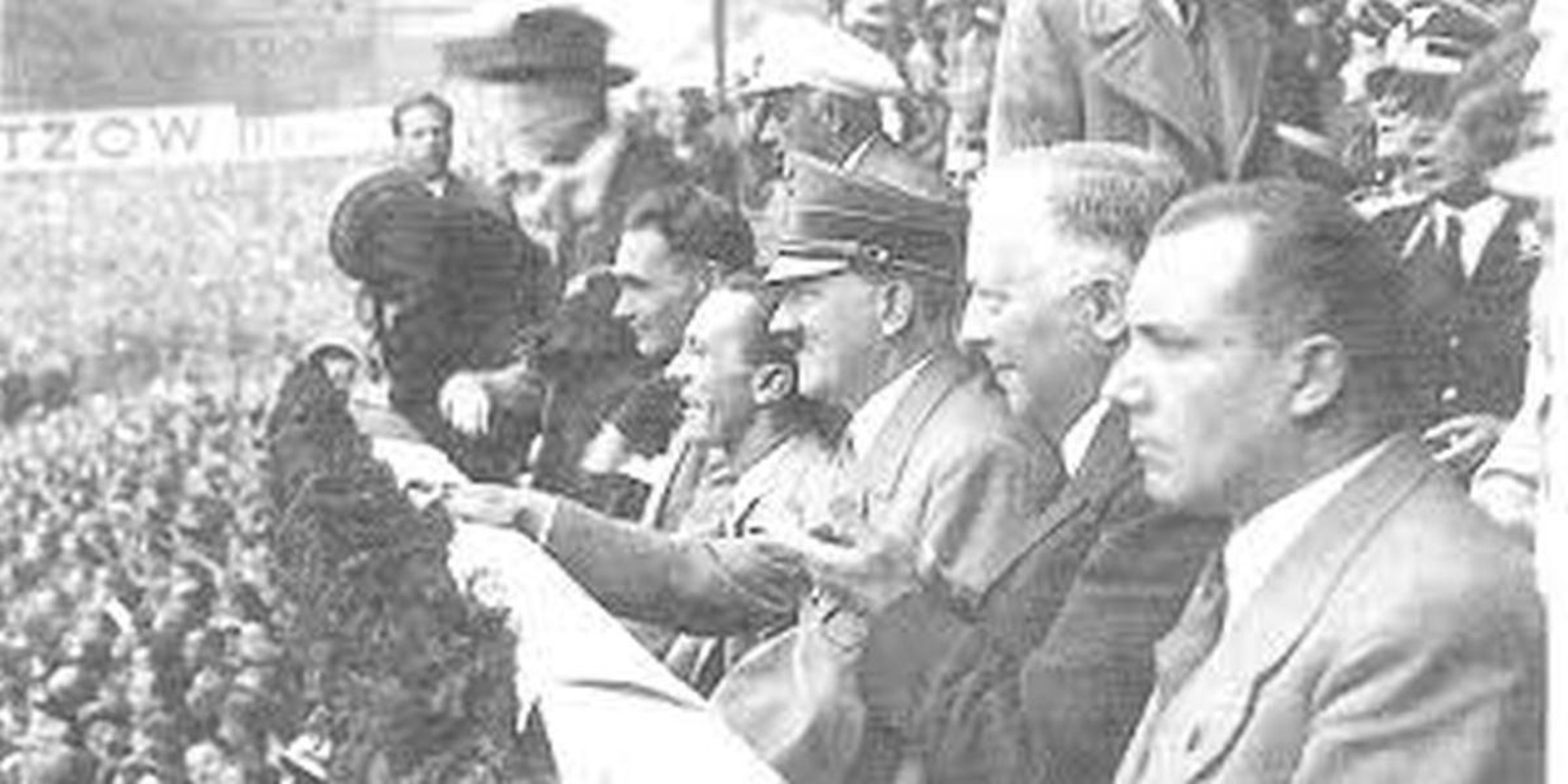 Hitler y Goebbels en el palco durante un partido de fútbol entre Alemania y Noruega.