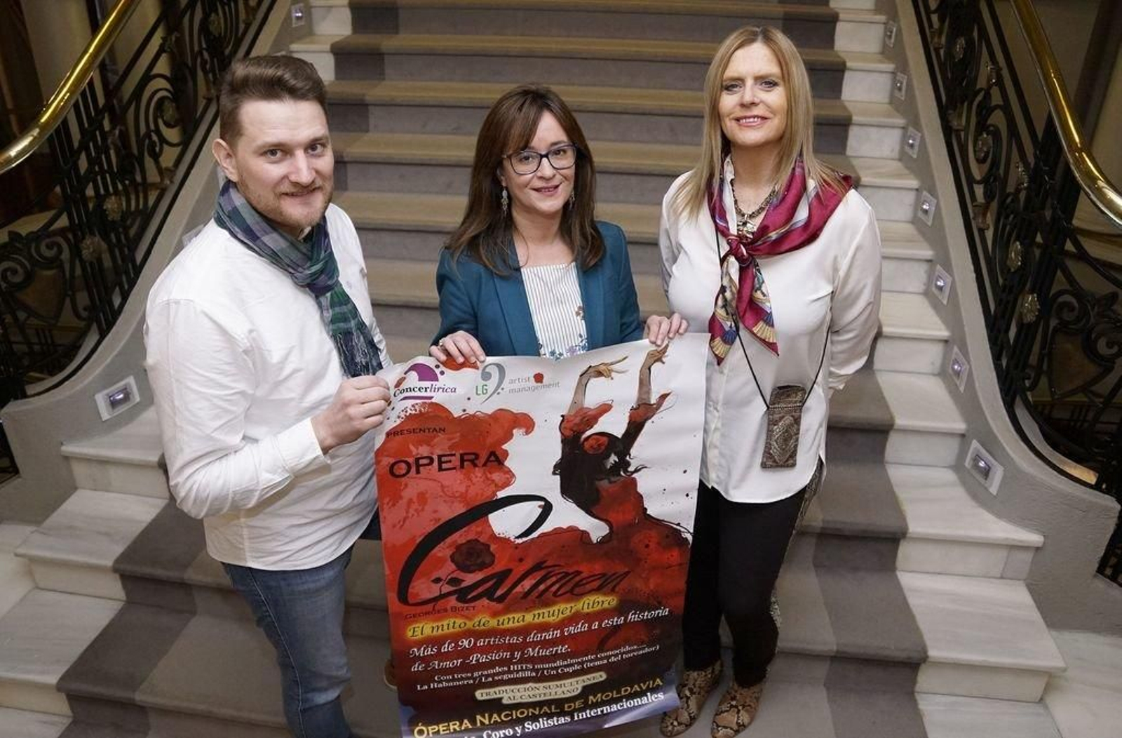 Viktar Navitski; Cristina Iglesias, de Abanca y Leonor Gago, de L.G. Artist Management, ayer, en el García Barbón.