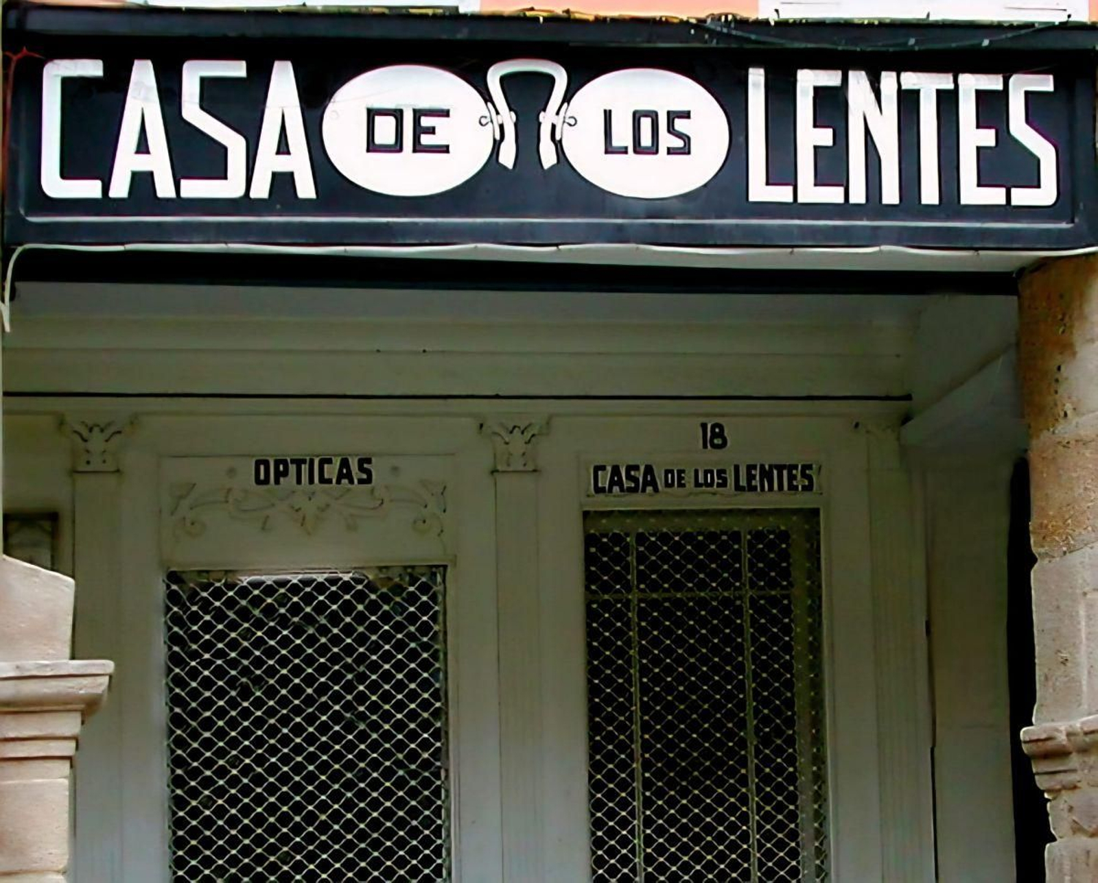 La fachada de la histórica Casa de los Lentes.