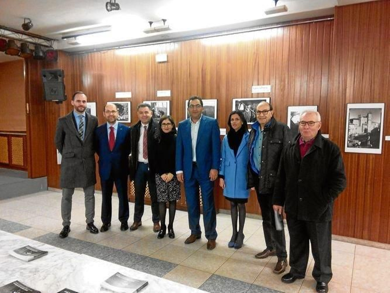 Autoridades y responsables de Abanca,  durante la inauguración de la exposición en el Casino Antelano.