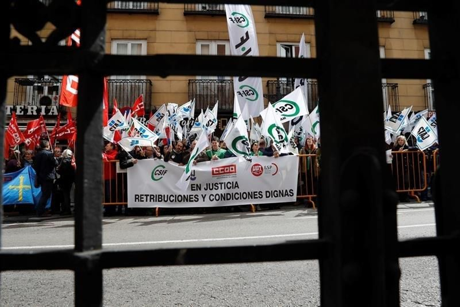 Los sindicatos CSIF, STAJ, CCOO y UGT convocan una concentración en el marco del calendario de movilizaciones para reivindicar al Ministerio de Justicia unas "retribuciones y condiciones dignas".