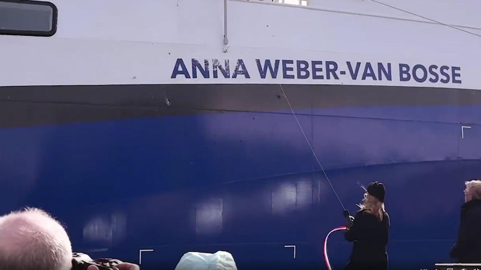 El bautizo del oceanográfico construido en Vigo incluyó la ceremonia con champán.