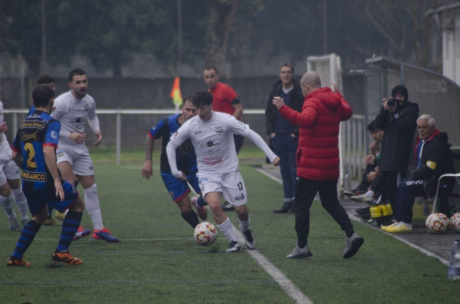 El delantero del Arnoia Raúl Gallego, autor del primer tanto del partido, intenta sortear a un contrario.