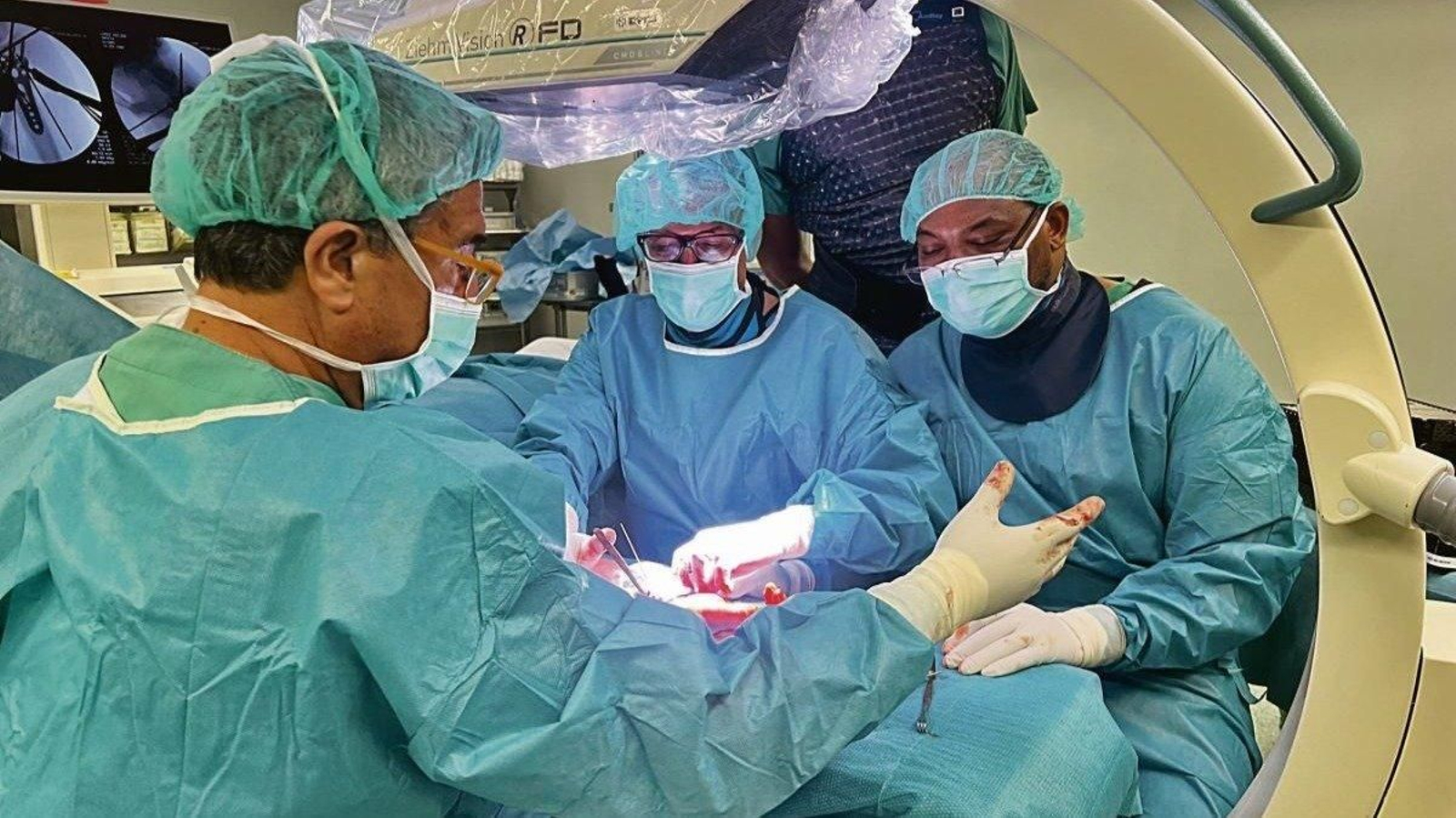 Profesionales de la salud de Traumatología realizando una operación.