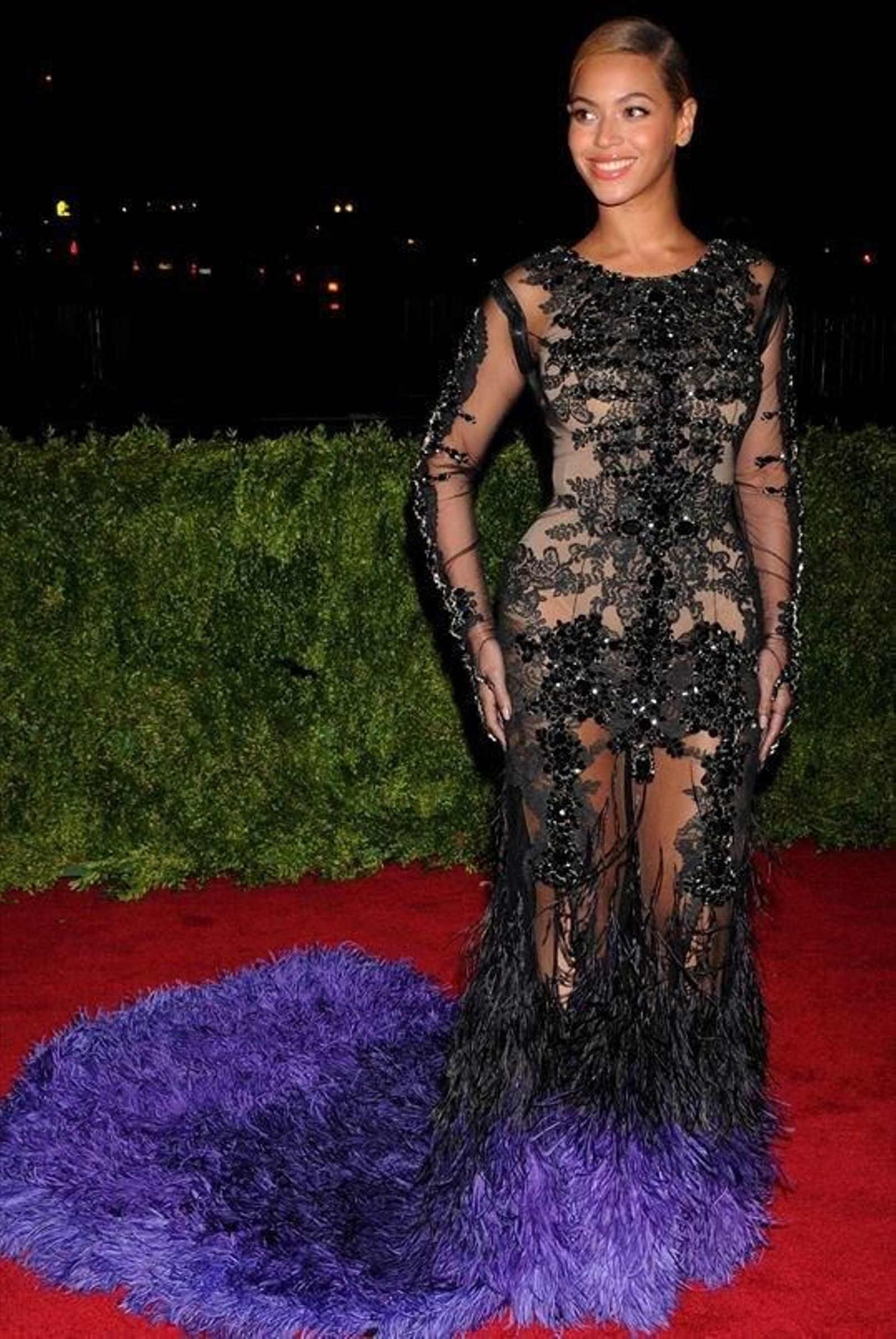 Famosas con vestidos transparente 10