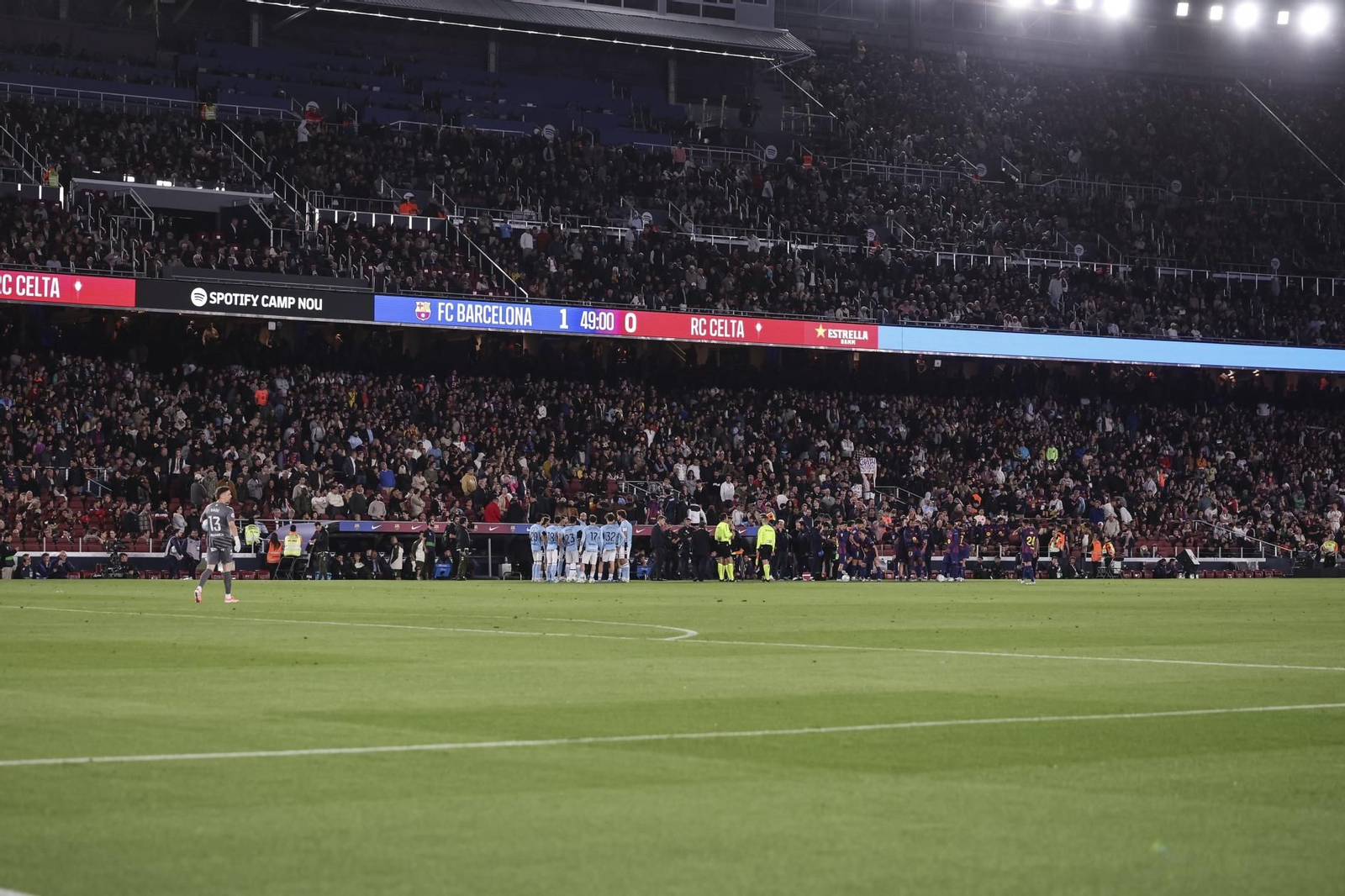 Un instante del parón de 20 minutos por el incidente con el aficionado.