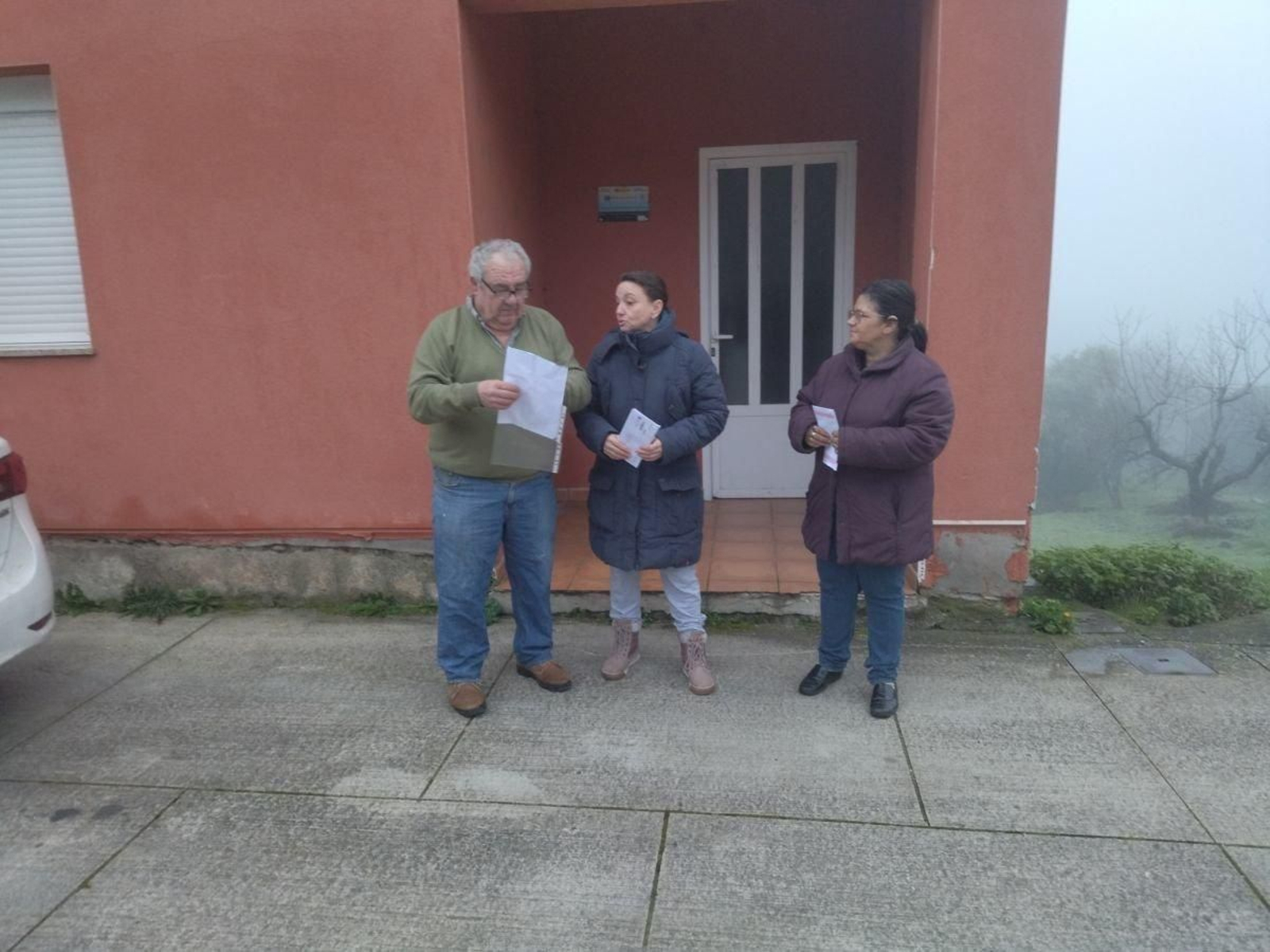 Los vecinos a los que se les impidió la entrada a la asamblea de comuneros.