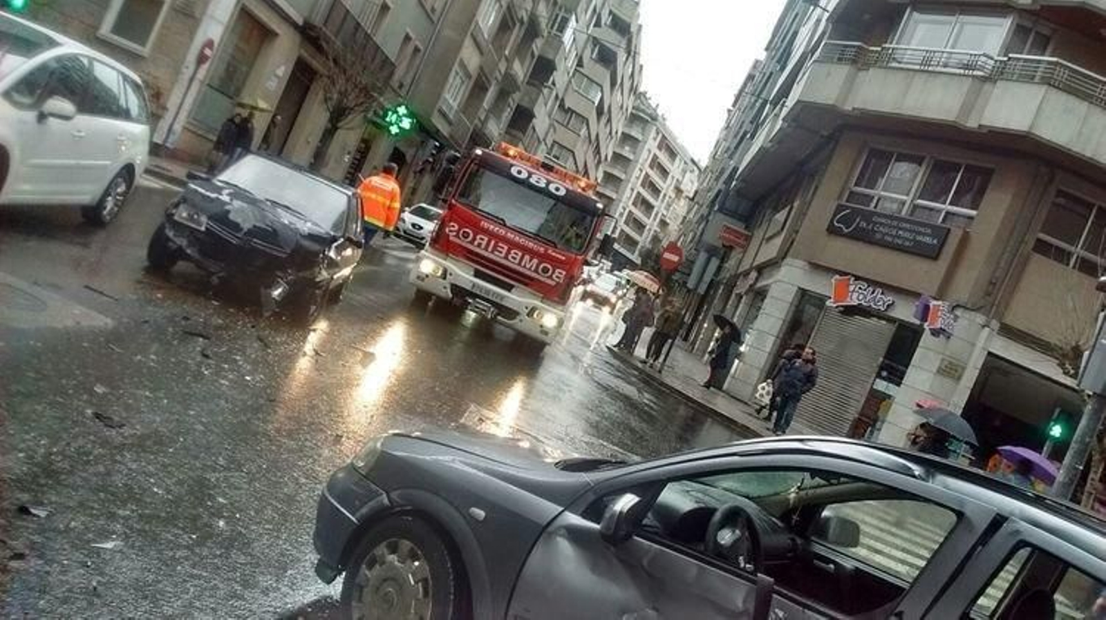 Los bomberos en el lugar del accidente con los dos coches implicados donde tres personas resultaron heridas.
