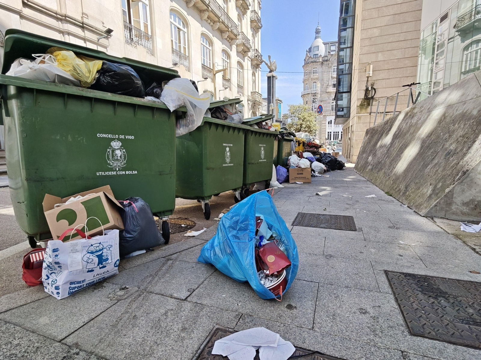 Galería | Vigo, bajo la presión de la basura tras tres días de huelga