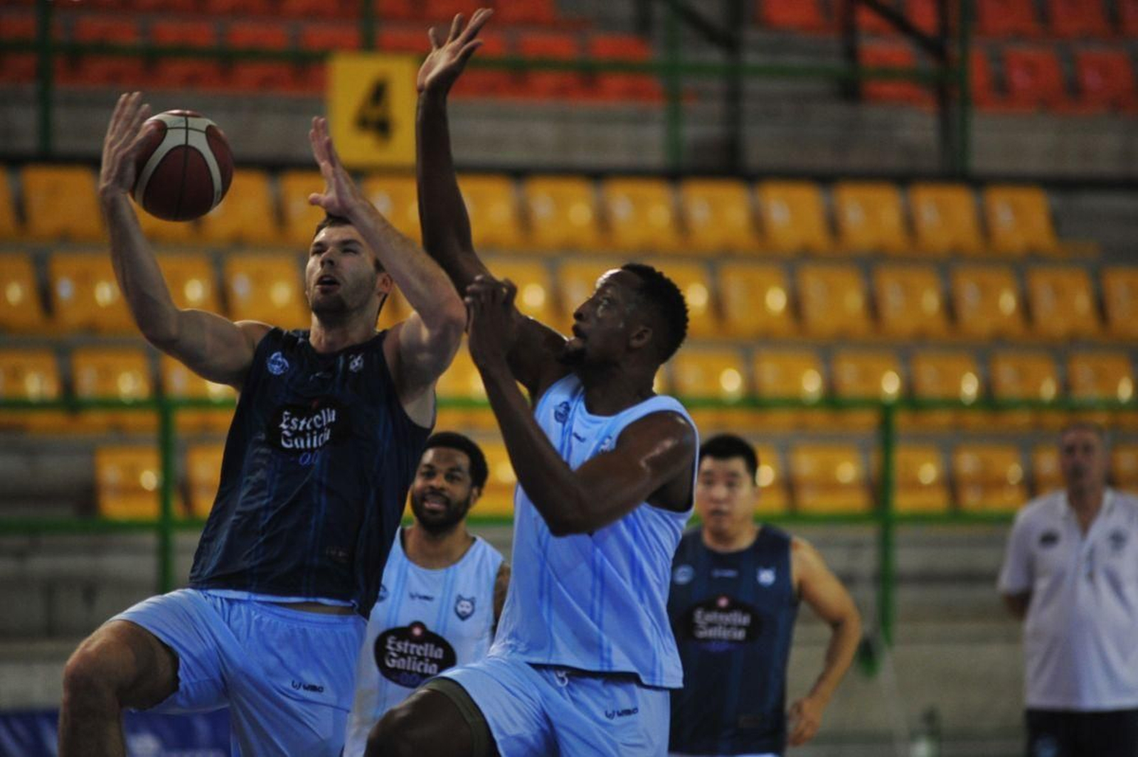 Radic trata de lanzar a canasta ante la oposición de Gill durante un entrenamiento en el Pazo. (JOSÉ PAZ)