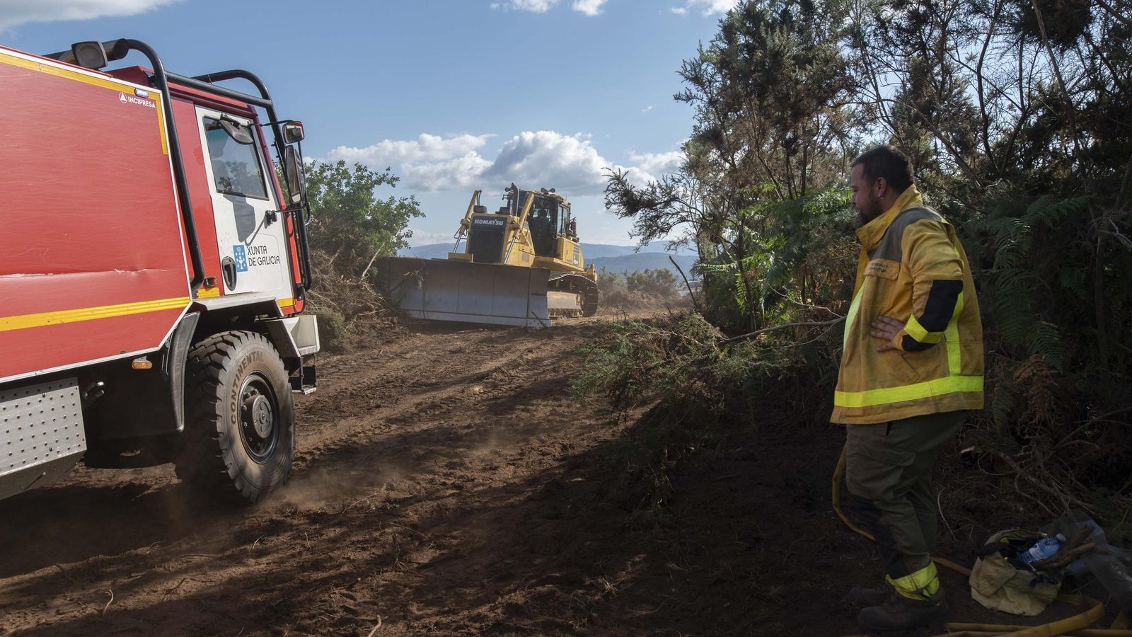 Los efectivos en el lugar del incendio de Boborás.