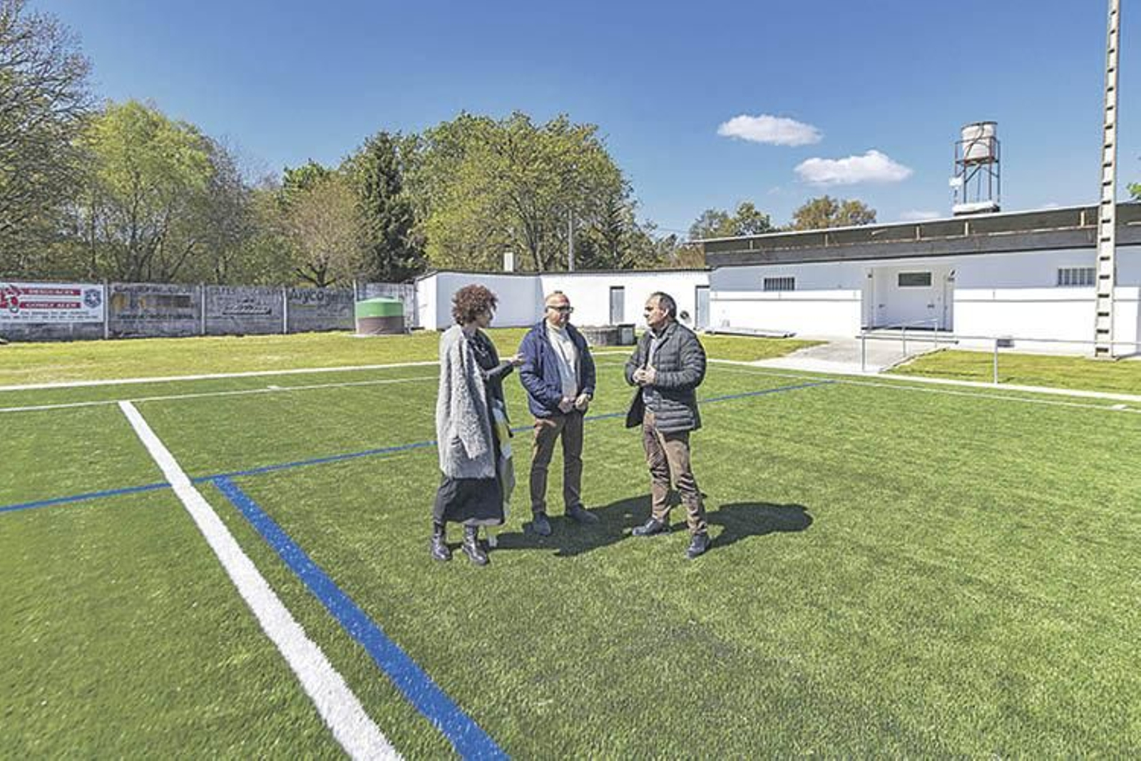 Susana Rodríguez, Manuel Baltar e Manuel Rodríguez, no campo de fútbol municipal.