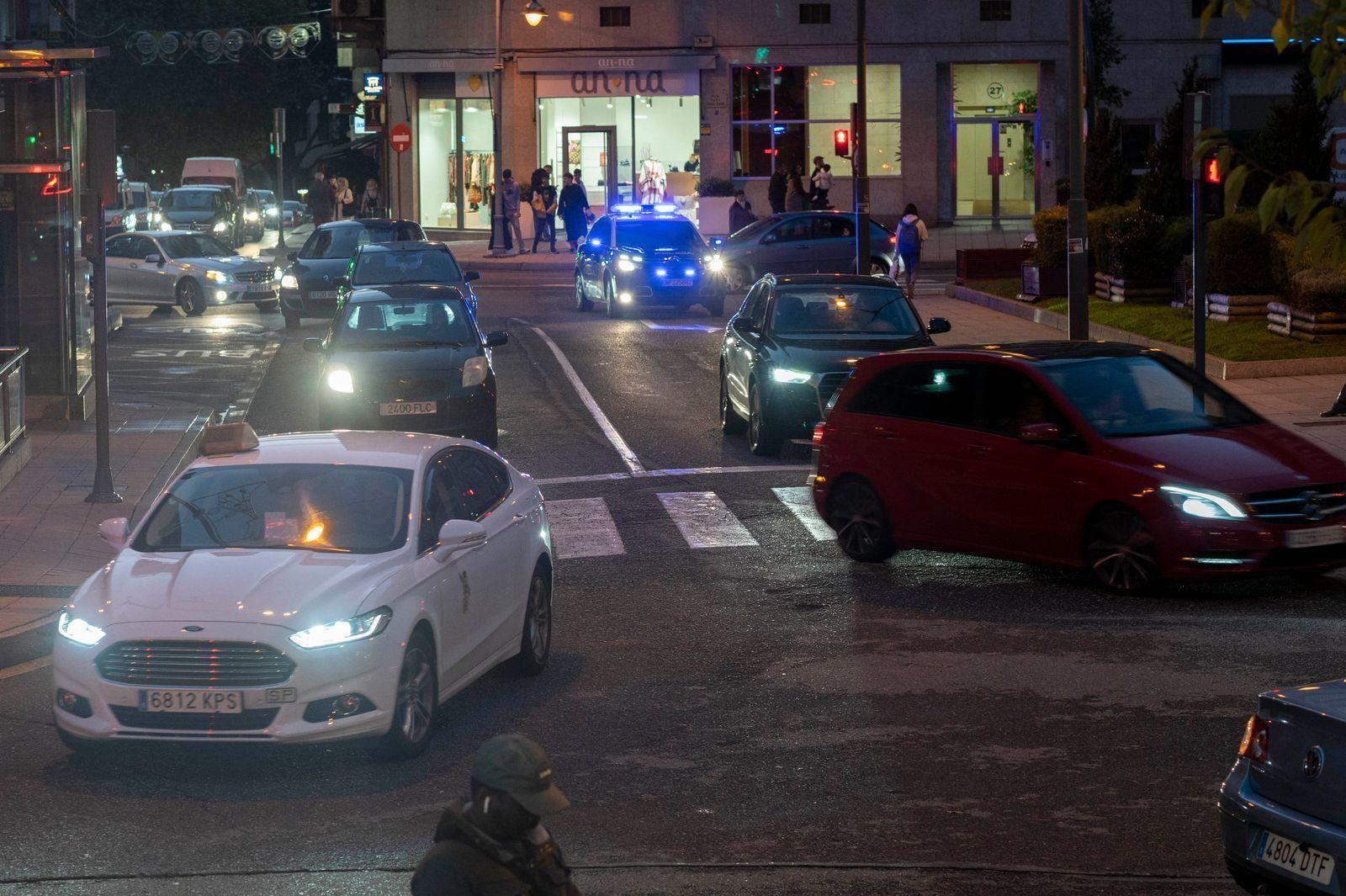 Tráfico en el centro de Ourense. Fotos Martiño Pinal