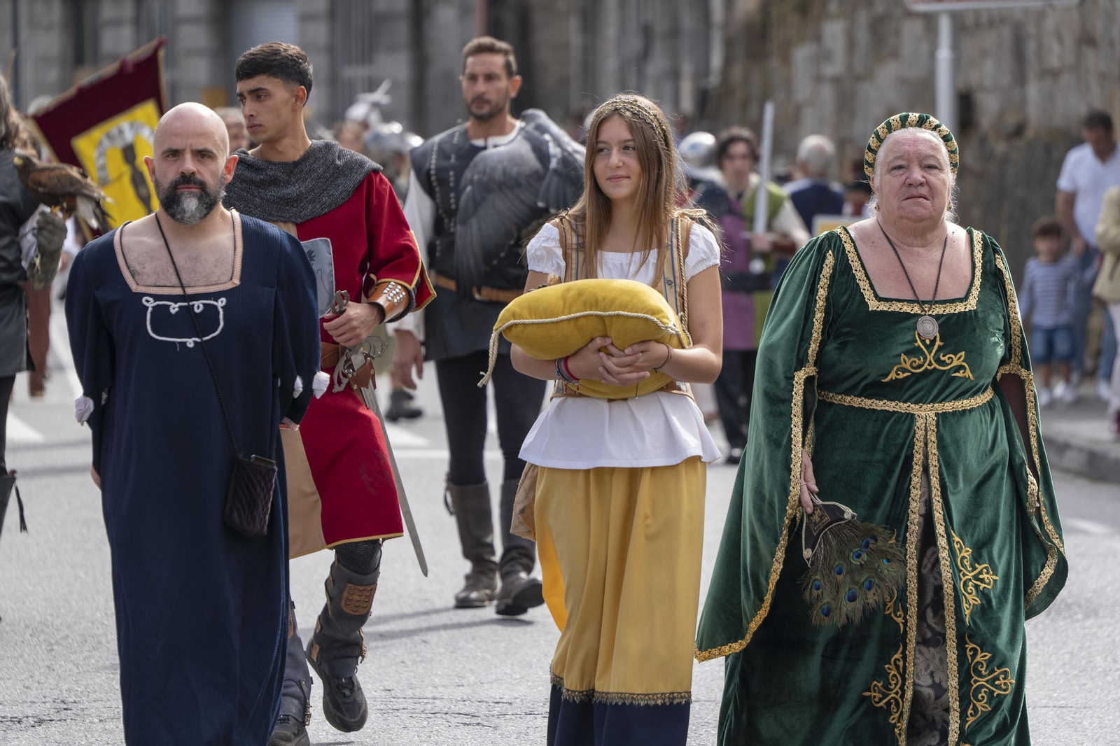Galería | Reyes, clero, doncellas y caballeros desfilan por las calles de Ribadavia en la Festa da Istoria