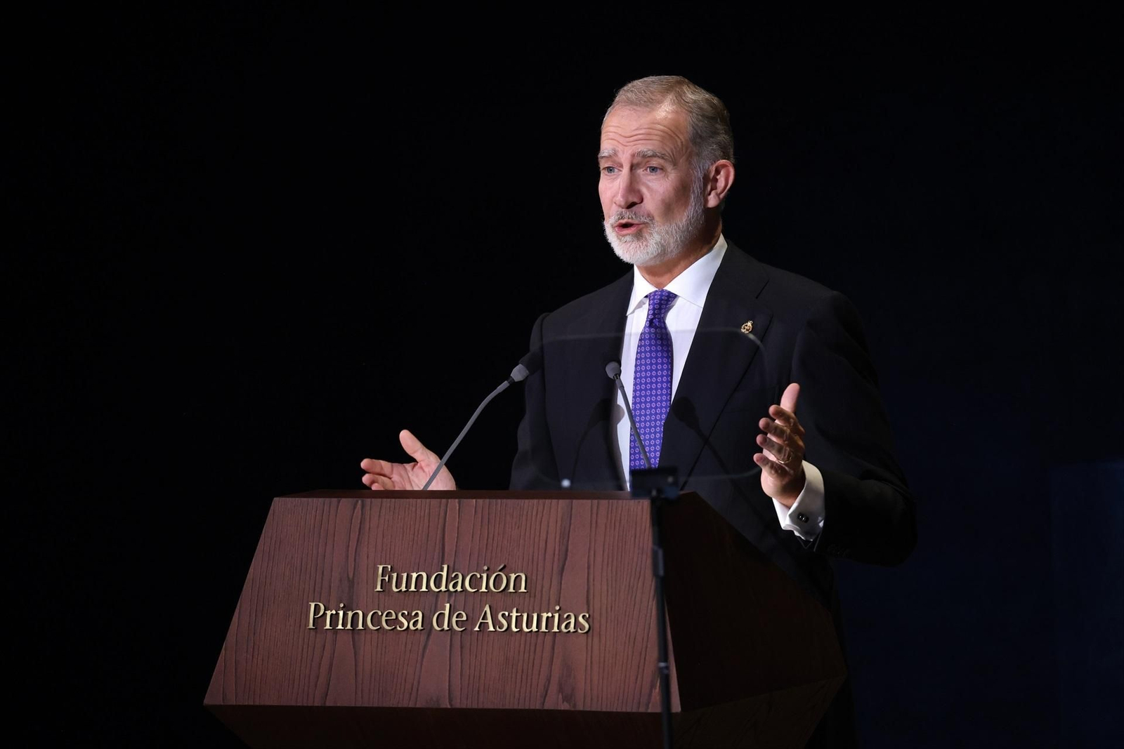 El rey Felipe VI, pronuncia su discurso durante los Premios Princesa de Asturias.