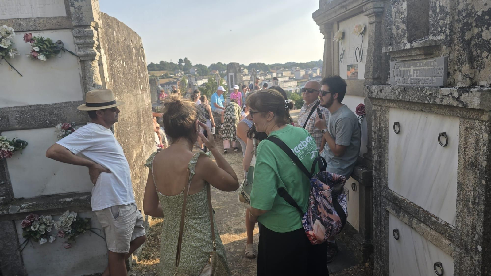 Galería | Un cementerio para mirar al cielo: un silencioso mirador para el eclipse total solar