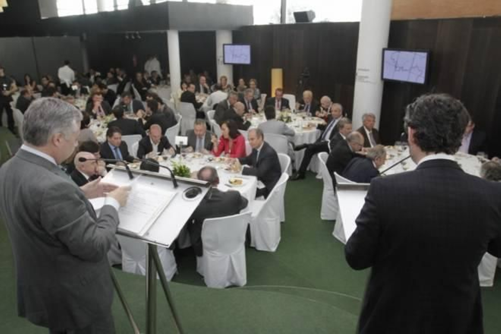 El ministro José Blanco y el director de La Región Xosé Pastoriza, ante la atenta mirada de los asistentes
