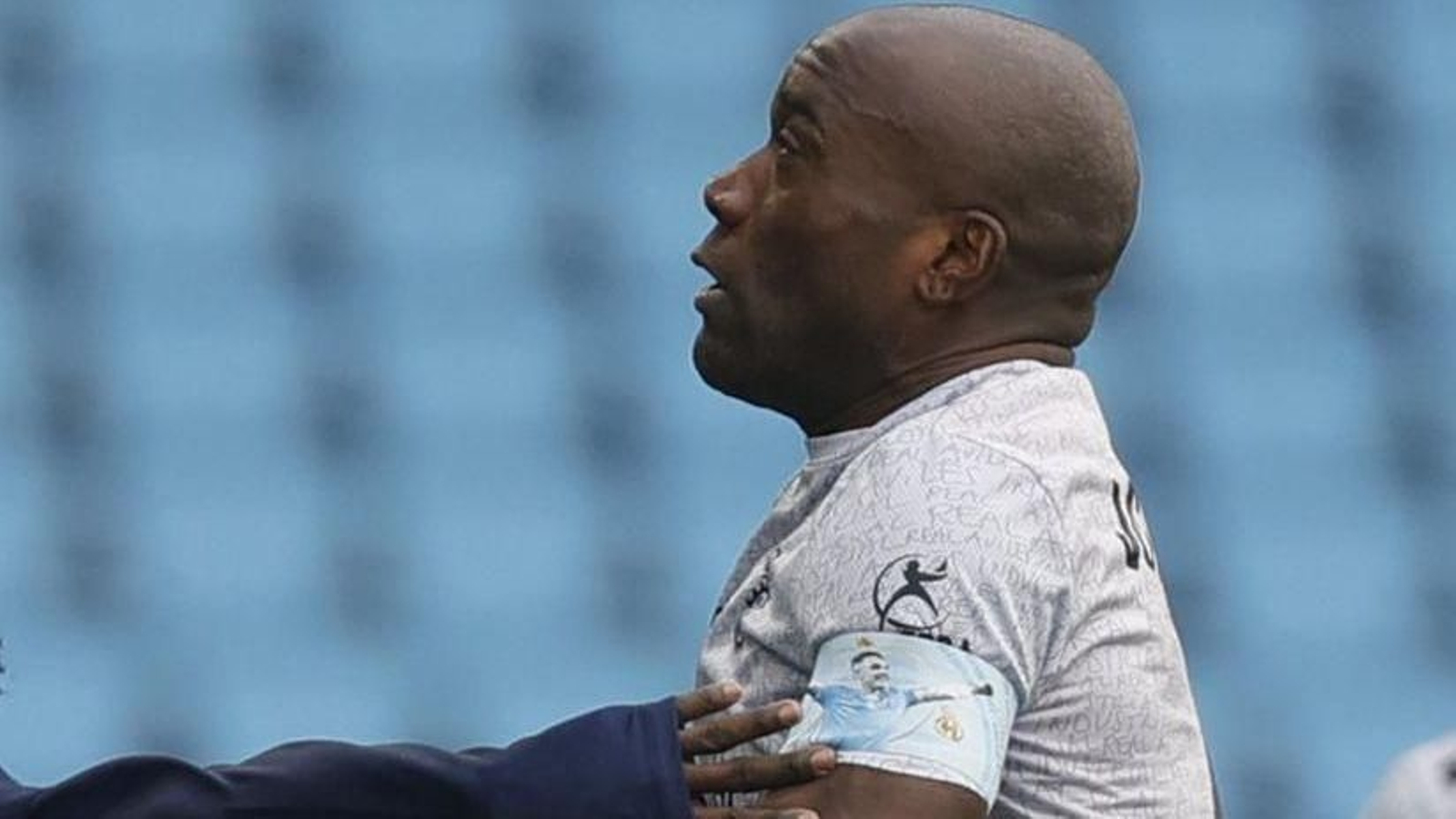 Babin portó ayer un brazalete muy especial de homenaje a Iago Aspas.