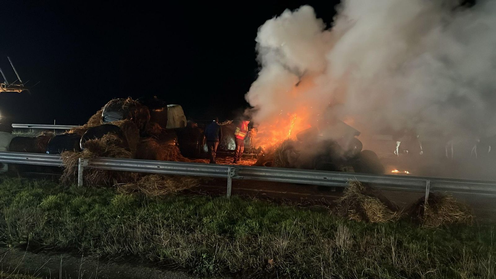 Protesta de agricultores en la A-52 para exigir medidas frente al acuerdo Mercosur durante esta madrugada.