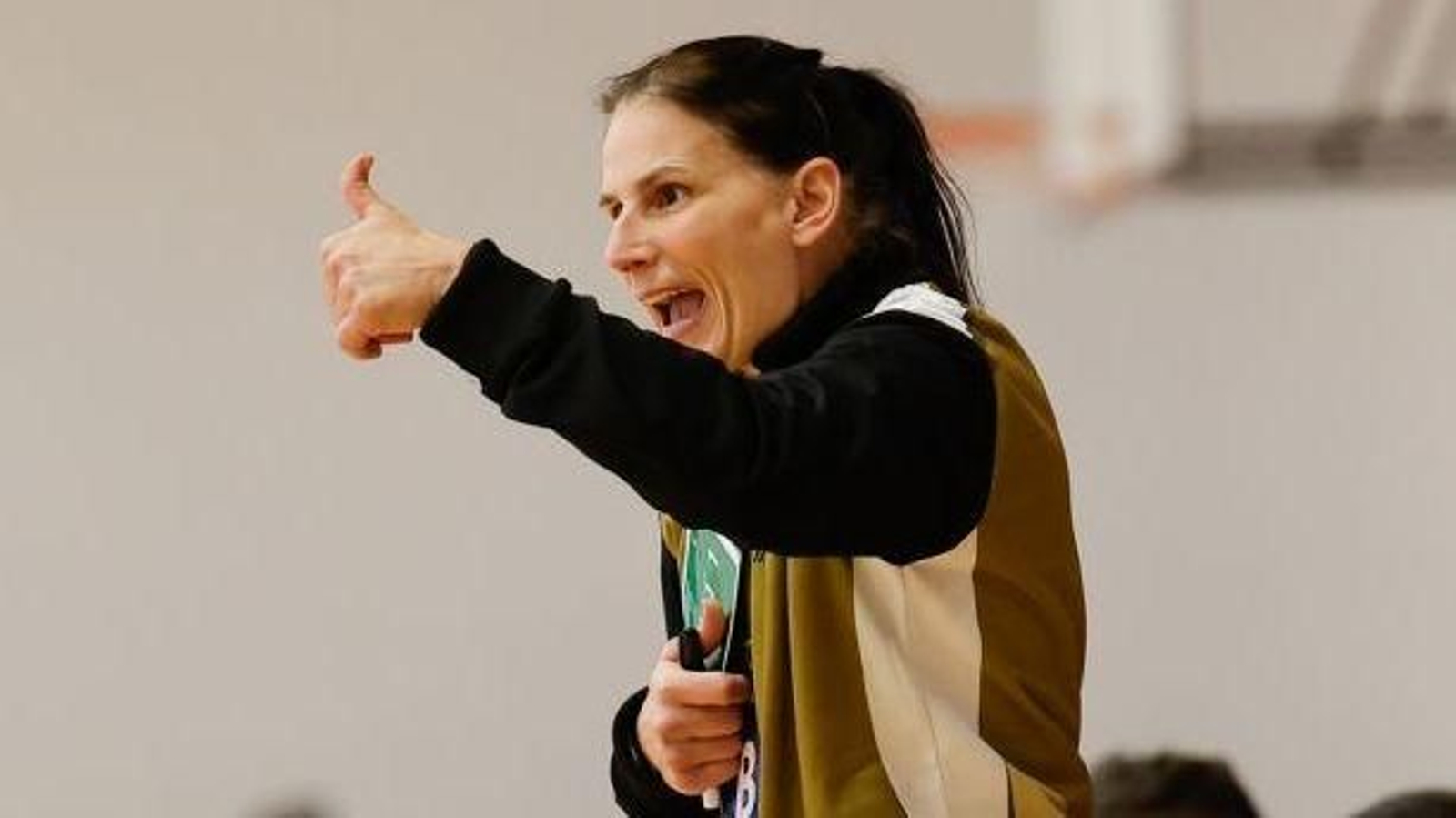 Ana Seabra realiza un gesto de durante un enfrentamiento del Mecalia Atlético Guardés.