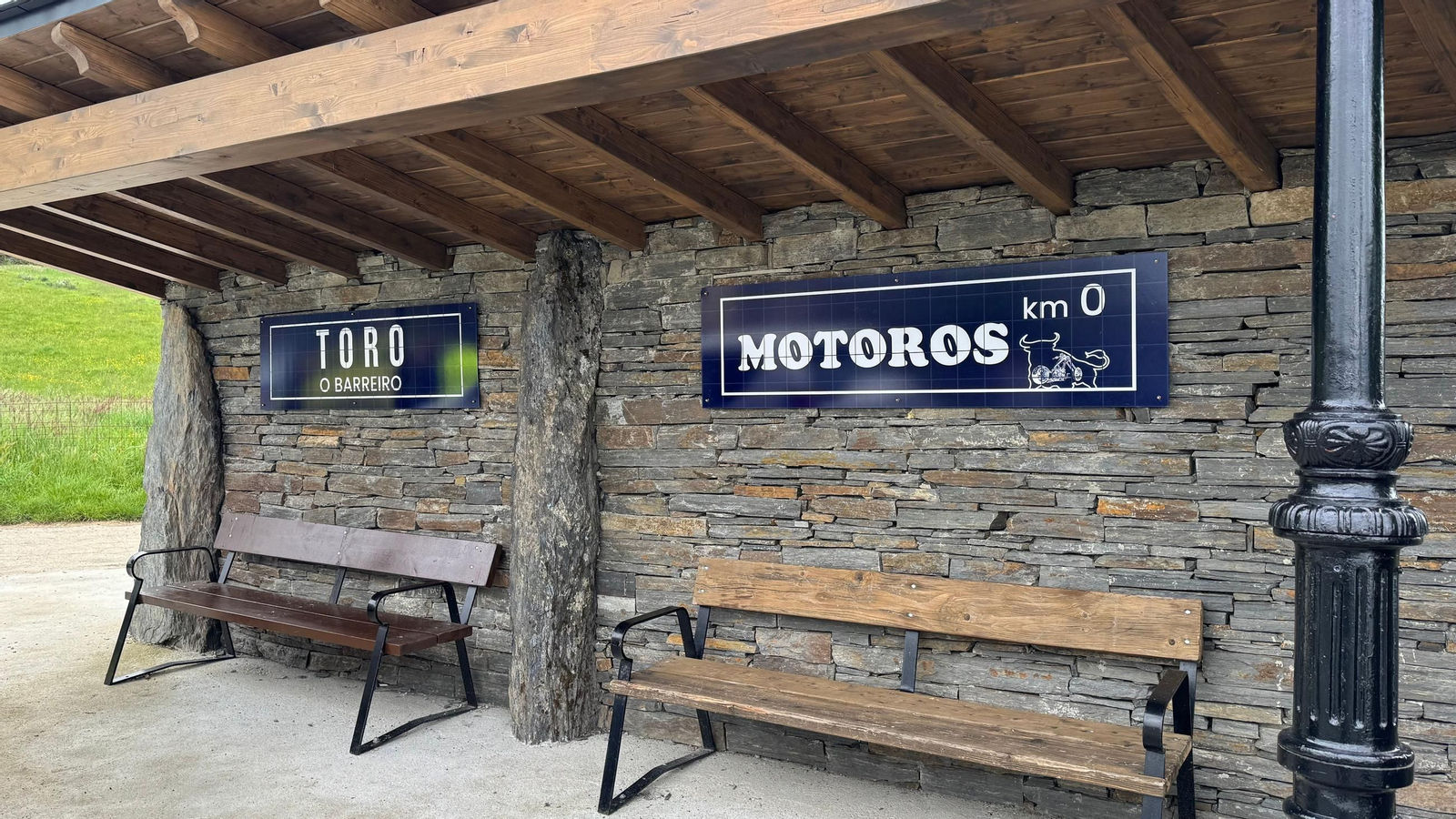 La marquesina de Toro luce desde este año el logo del club motociclista local.