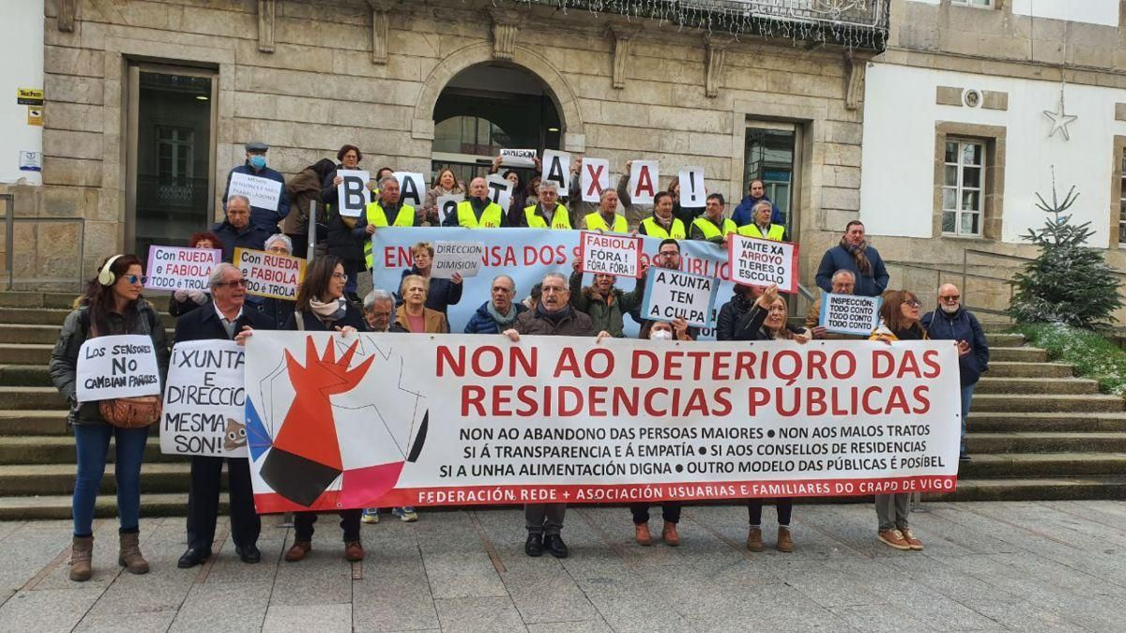 Un  momento de la concentración ante el Museo Marco.