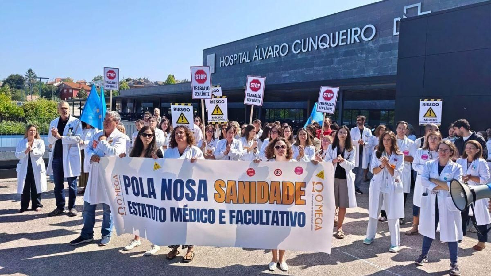 Los médicos se manifestaron a las puertas del Hospital Álvaro Cunqueiro.