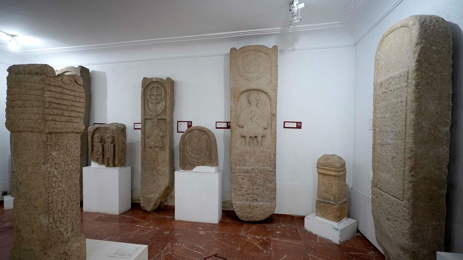 En la Rúa Pontevedra, en 1952, tuvo lugar el primer gran hallazgo romano, las estelas funerarias, del siglo IV de C, algo posteriores a las salinas de Rosalía de Castro y a la factoría de Marqués de Valladares, ambas del siglo I de C.