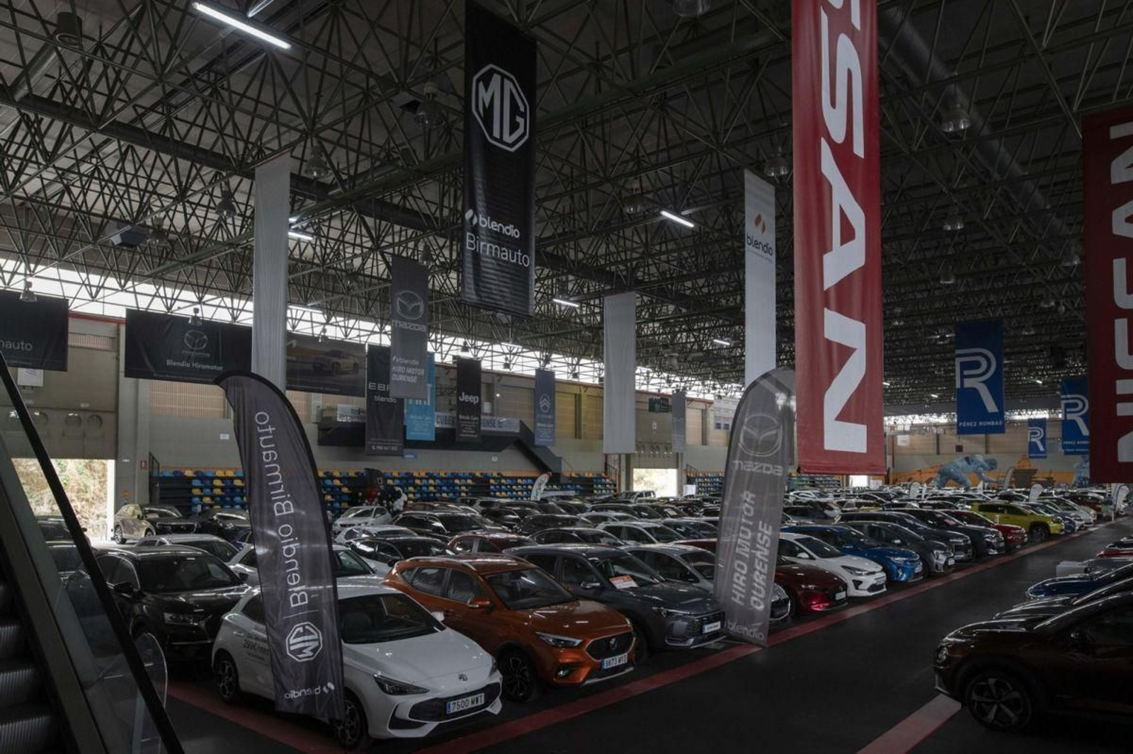 Vehículos de ocasión expuestos para su venta, en Expourense, en octubre de 2025.