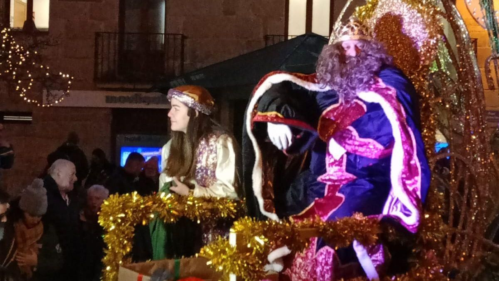 Los Reyes Magos a su paso ayer por la Cabalgata en Redondela, recibidos después por la alcaldesa Digna Rivas.