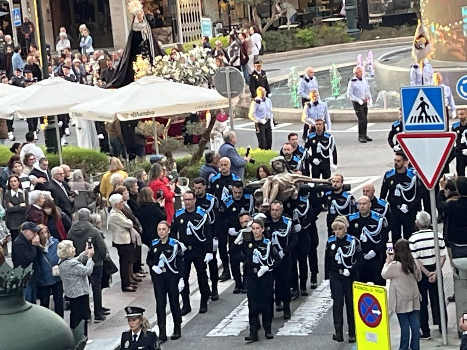 El Cristo de la Fe, portado a hombros por la Policía Local de Vigo.
