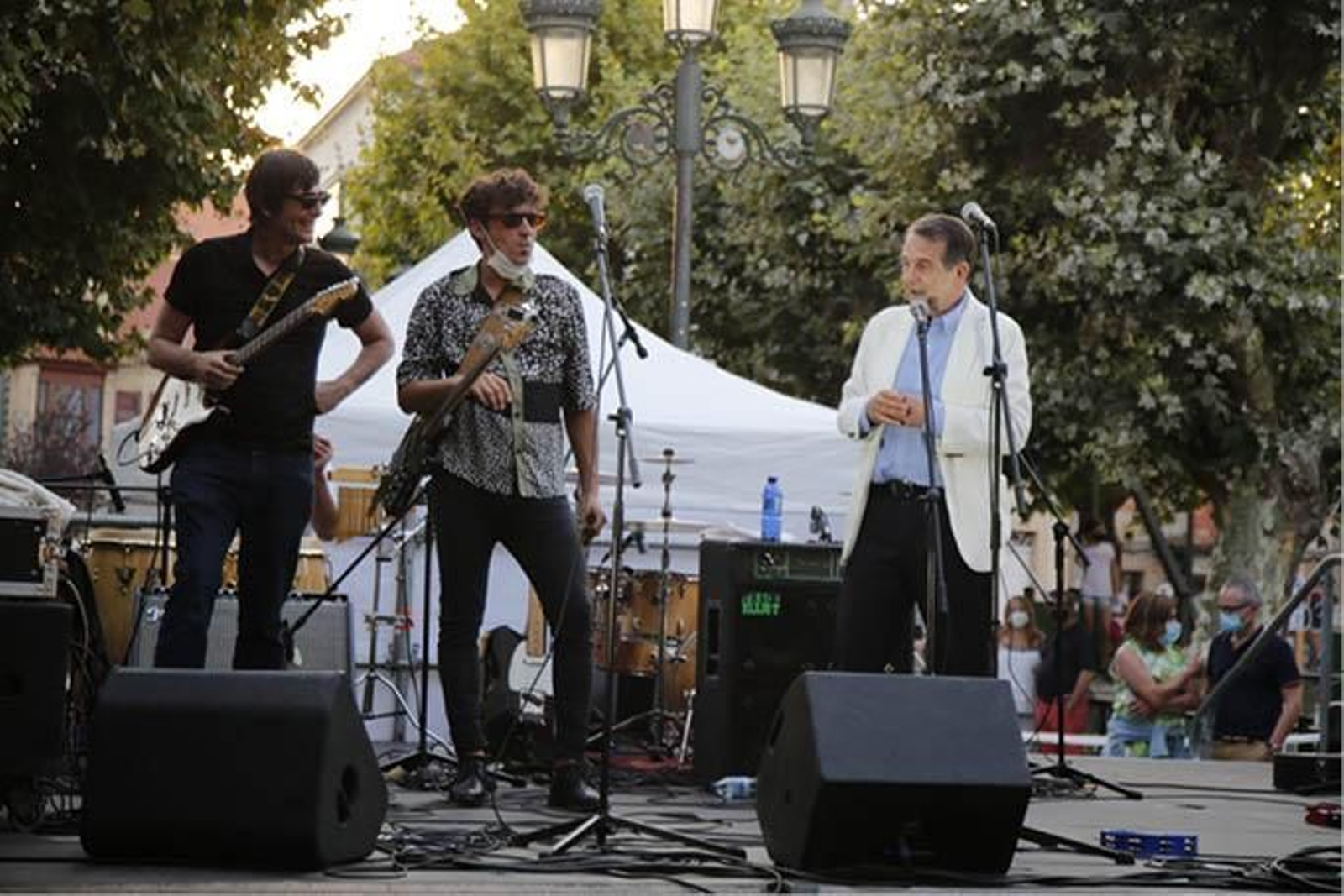 El alcalde Abel Caballero acudió al concierto en la alameda de Bouzas.