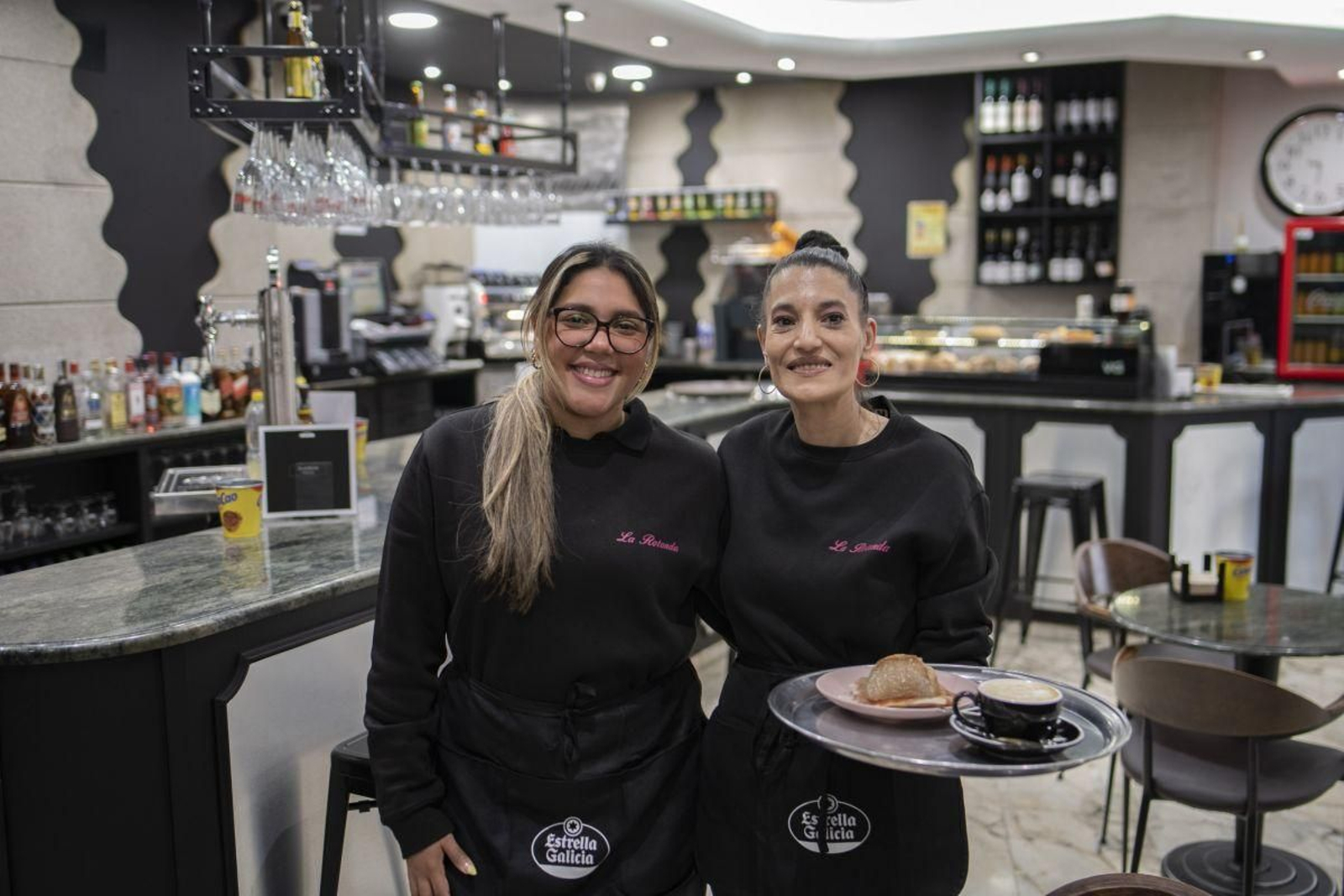 Mariolis Variz y Tita Feijóo en la Cafetería Hostal La Rotonda, en la avenida de Marín.