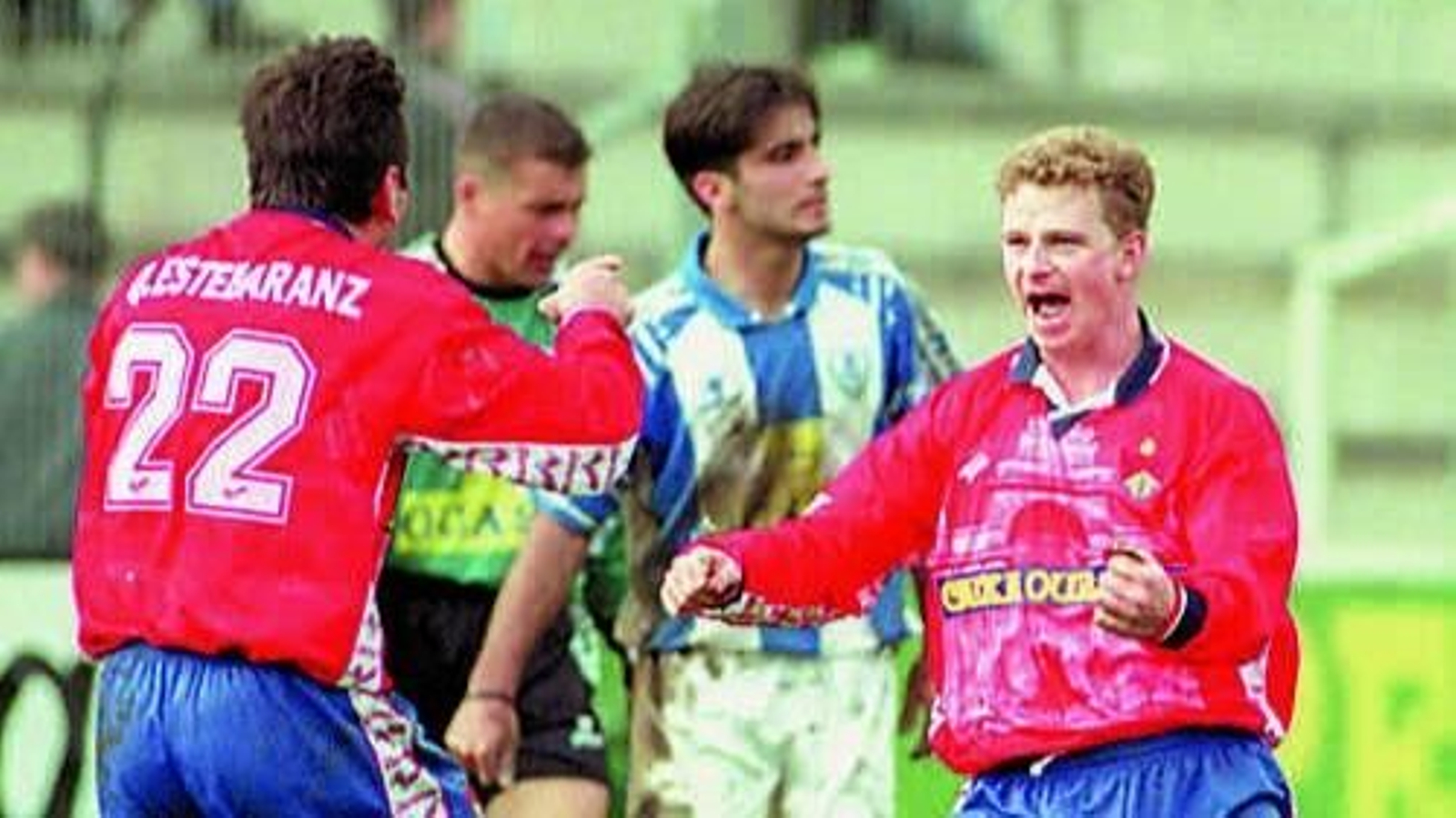 Quique Estebaranz y Mark Robins celebran el segundo gol