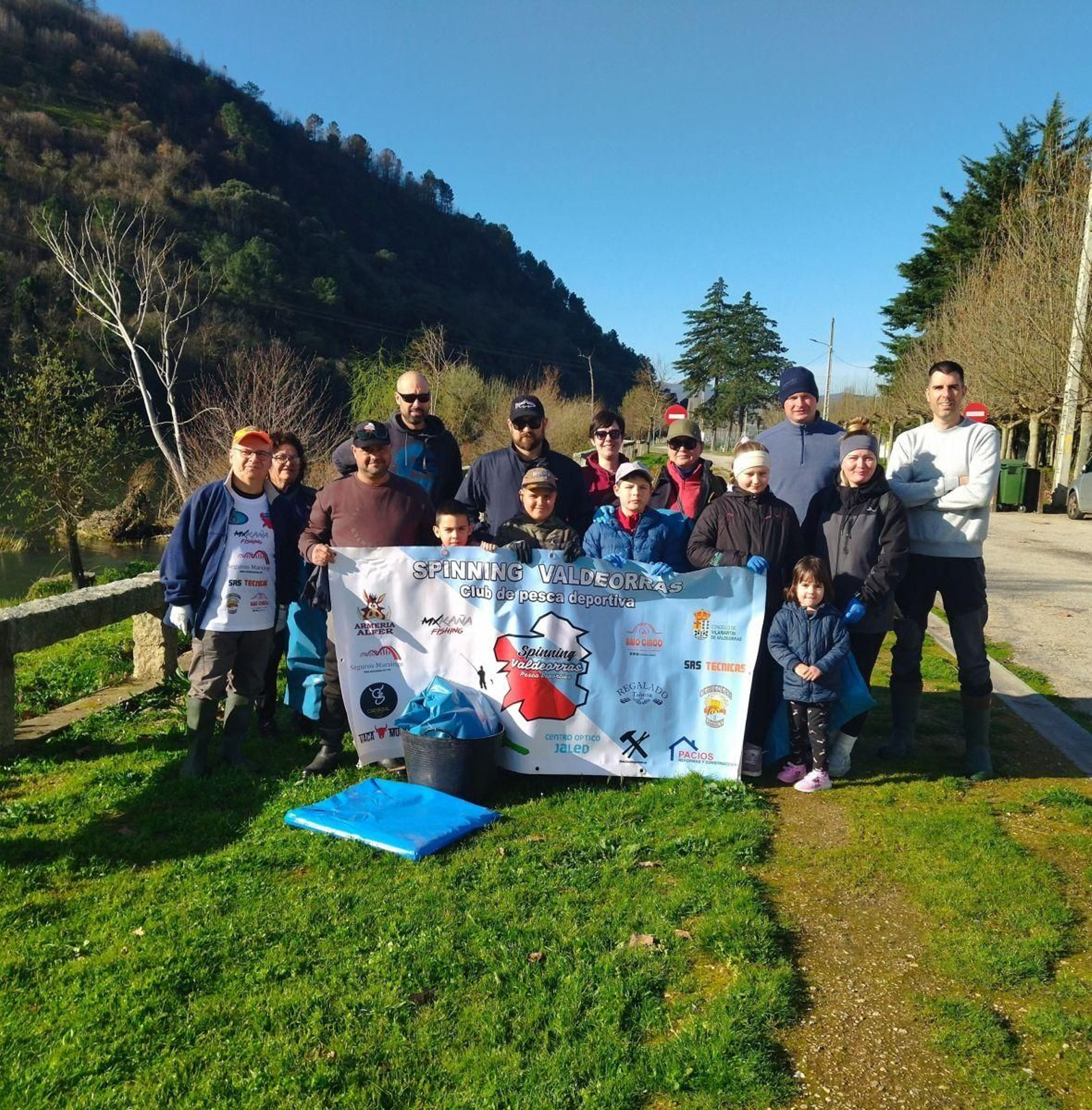 Los voluntarios convocados por Spinning Valdeorras, antes de comenzar la limpieza.